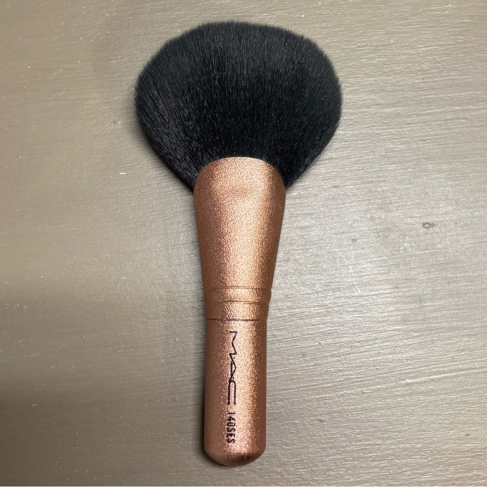 MAC Cosmetics Makeup Brush (2017 Winter Collection)